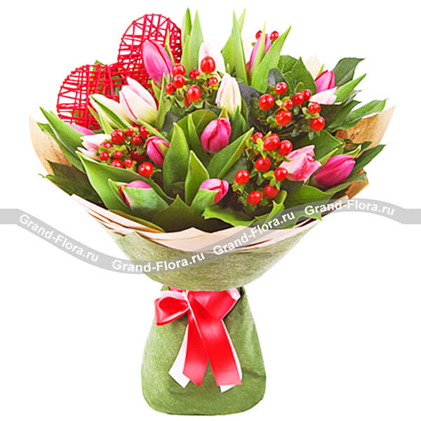 Праздник любви - букет из разноцветных тюльпанов с декоративным сердцем