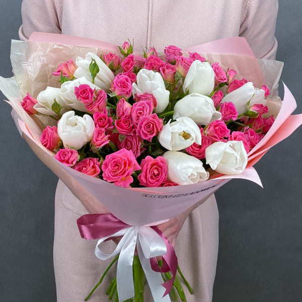 Ласковое воспоминание - букет из белых тюльпанов и кустовых роз